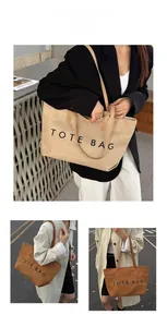 Nahaufnahme der minimalistischen Shopper-Tasche mit TOTE BAG-Schriftzug und Schultergurt