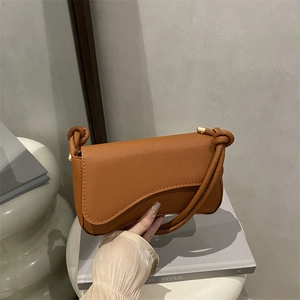 Minimalistische caramel Umhängetasche mit Kreuztextur und einzigartigem Knotendetail