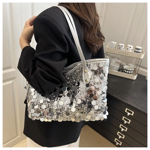 Sac bandoulière à paillettes argentées sur modèle avec sequins et lanières fines
