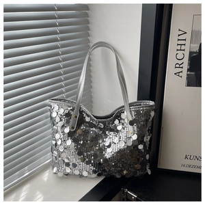 Détail du sac cabas à paillettes argentées avec grandes paillettes rondes et anses cuir