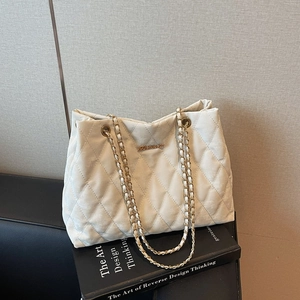 Schicke beige Stepp-Tote-Bag mit goldenen Kettenriemen und Rautenmuster-Design