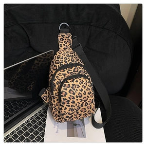 Sac bandoulière léopard avec trois compartiments zippés et large bandoulière en nylon