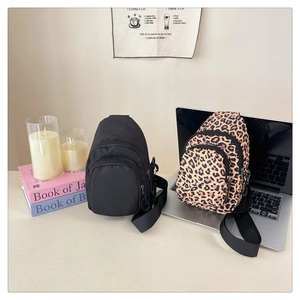 Gros plan sur des sacs banane tendance avec imprimé léopard et bandoulières réglables