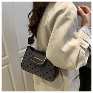 Détail du sac gris foncé à pois avec rivets dorés et logo texte TIDAL DRYNESS imprimé