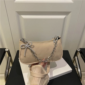 Sac sous le bras beige mat avec chaîne argentée et pendentif noeud en strass chic