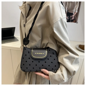 Sac sous les aisselles chic à pois noirs avec bandoulière tissée dans un style urbain