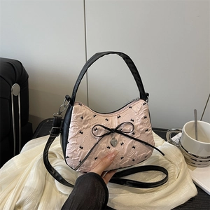 Sac à main jacquard rose et noir avec nœud papillon et pendentif en forme de cœur