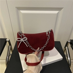 Sac croissant bordeaux mat avec chaîne argentée et pendentif noeud perlé