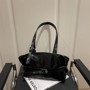 Grand sac cabas vintage en cuir ciré noir brillant avec boucles réglables élégantes