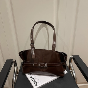 Sac fourre-tout vintage en cuir ciré marron foncé avec bandoulières et boucles argentées