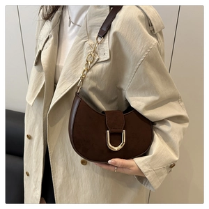 Dettaglio borsa hobo marrone scuro con texture scamosciata e fibbia a ferro di cavallo