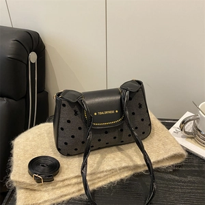 Sac à bandoulière chic à pois noir et gris avec sangle réglable sur plaid en tricot