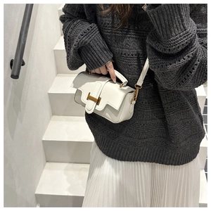 Vue détaillée du mini sac bandoulière en cuir blanc avec fermoir en H doré emblématique