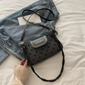 Sac à bandoulière noir à pois sur veste en jean, style de mode élégant pour l'automne 2025