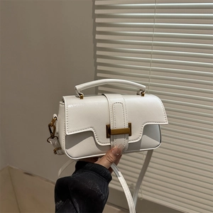 Sac bandoulière minimaliste en cuir blanc avec poignée et fermoir en métal doré