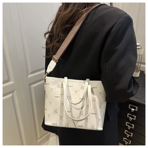 Vue détaillée du cabas blanc avec motif dessin animé et large bandoulière tissée