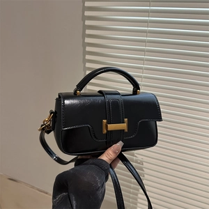 Sac bandoulière minimaliste en cuir PU noir avec boucle dorée et poignée ronde