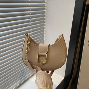 Borsa a spalla minimalista beige a mezzaluna con fibbia dorata e catena alla moda