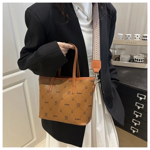 Détail du sac cabas caramel avec motif d'ours et large bandoulière tissée géométrique