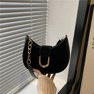Borsa a mezzaluna in camoscio nero con fibbia a U dorata e catena in metallo sottile