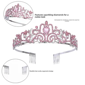 Detalle de corona de cristal plateado con pedrería rosa y fijación con peine de pelo
