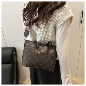 Détail du sac cabas marron café avec imprimé ours et large bandoulière tissée ethnique
