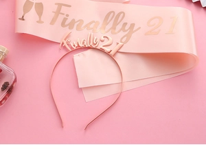 Détail du serre-tête rose gold Finally 21 et de l'écharpe en satin rose pour anniversaire