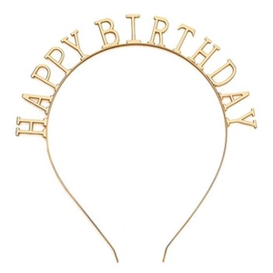 Détail du serre-tête doré Happy Birthday avec lettrage élégant en métal découpé