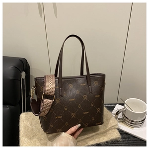 Détail du sac cabas marron foncé avec imprimés lettres et large bandoulière géométrique