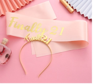 Détail de l'écharpe rose Finally 21 et du diadème doré pour fête de 21e anniversaire