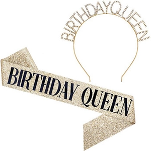 Détail de l'écharpe dorée à paillettes et du diadème avec texte Birthday Queen