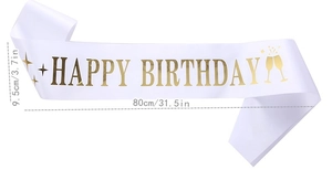 Détail de l'écharpe d'anniversaire en satin blanc avec lettrage doré et dimensions