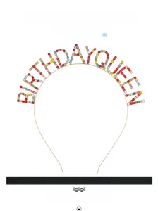 Détail du serre-tête Birthday Queen avec strass AAA colorés sur monture métal