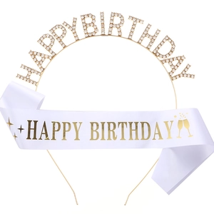 Détail du serre-tête en strass doré et de l'écharpe en satin blanc pour anniversaire