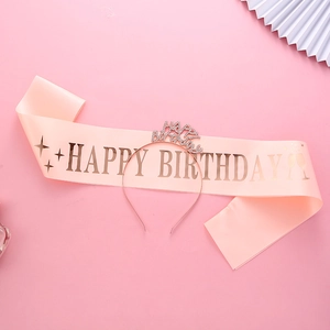 Écharpe d'anniversaire rose avec lettrage or rose et diadème en strass assorti