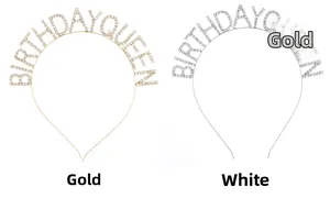 Gros plan sur les serres-têtes Birthday Queen en strass dorés et argentés sur blanc