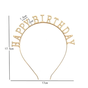 Détail du serre-tête doré en métal avec lettres HAPPY BIRTHDAY et embouts de protection