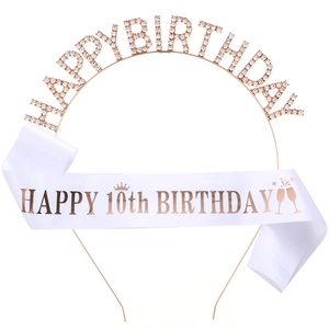 Détail du diadème du 10e anniversaire or rose et écharpe en satin blanc doré