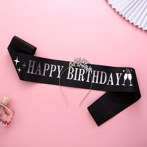 Détail du diadème en strass argenté et écharpe en satin noir avec texte Happy Birthday