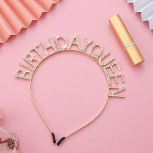 Details des Birthday Queen Haarreifs in Gold mit Kristallen und Schutzkappen aus Gummi