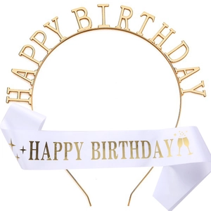 Kit d'anniversaire avec serre-tête doré en alliage et écharpe en satin blanc avec dorures