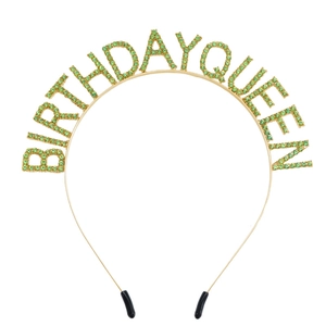 Détail du serre-tête doré Birthday Queen orné de cristaux de strass verts étincelants