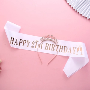 Détail de l'écharpe blanche du 21e anniversaire et diadème or rose sur fond rose