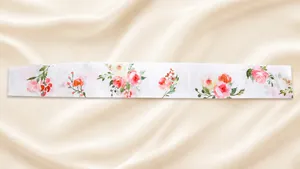 Detailansicht der Rückseite der weißen Satinschärpe mit Aquarell-Rosen und Blumenmuster