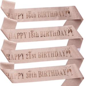 Détail d'écharpes d'anniversaire à paillettes rose doré pour fêtes de 16, 18, 21 et 30