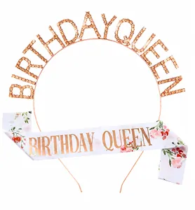 Detail von Roségold Birthday Queen Strass-Haarreif und geblümter Satinschärpe