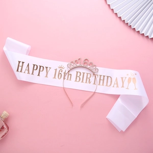 Détail du diadème 16e anniversaire en or rose avec strass et écharpe en satin blanc