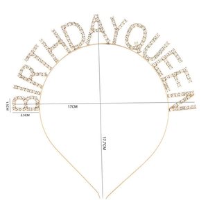 Vue détaillée du diadème Birthday Queen avec lettres en cristal doré et dimensions
