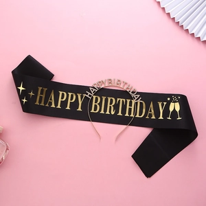 Détail de l'écharpe en satin noir avec lettres dorées et serre-tête d'anniversaire en strass
