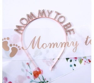 Detalle de diadema Mommy To Be oro rosa con diamantes y banda de satén para fiesta de embarazo